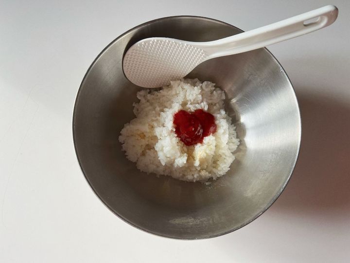 年末年始にもおすすめ！一口プチプチコーンケチャップのパリおにぎり【渡辺友美子のパリおにぎりのレシピ vol.6 〜レシピで旅するヨーロッパ〜】