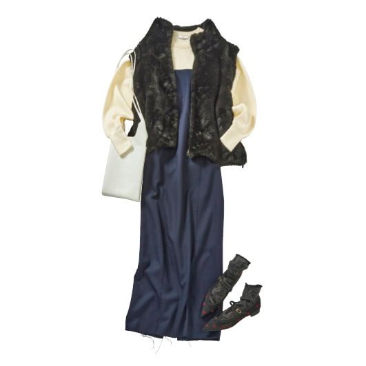 ファーベスト￥68,200（シュタイン／エンケル） ニットプルオーバー￥24,200（シップス プライマリー ネイビー レーベル／シップス インフォメーションセンター） ワンピース￥14,300（アンヌーク） バッグ￥19,800 （SCUE）、ソックス￥3,960（ピエールマントゥー／ともにピモンテ） シューズ￥17,050 （ダイアナ／ダイアナ 銀座本店）