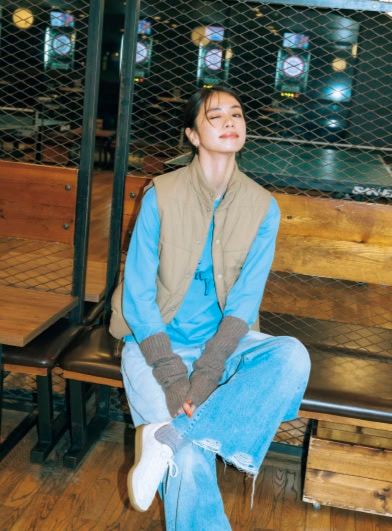 ベスト￥59,400、カットソー￥16,500（ともにフィーニー） デニムパンツ￥39,600（ウィム ガゼット／ウィム ガゼット ルミネ新宿店） アームウォーマー￥12,980（ウィリアム ブラントン／セムインターナショナル） ソックス￥4,180（CORGI／ピモンテ） スニーカー￥28,600 （リプロダクション オブ ファウンド／アイファウンド） ピアス￥19,800（プラウ）