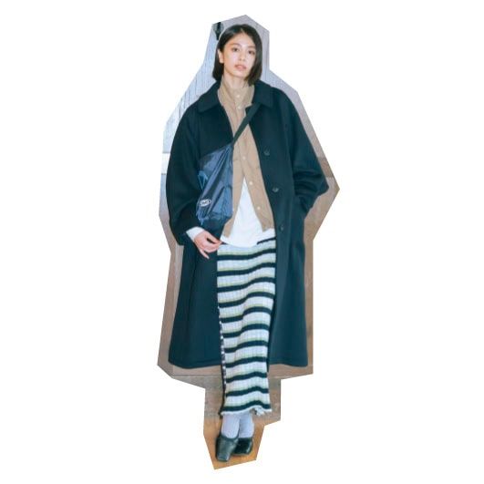 ベストは着まわし ロンT￥17,600 （ザ シンゾーン／シンゾーン ルミネ新宿店） コート￥29,700（アンヌーク） ニットスカート￥67,100（ウエスト ヤーン プロジェクト／ロンハーマン） バッグ￥13,200（シー／エスストア） ソックス￥4,180（CORGI／ピモンテ） シューズ￥35,200 （ピッピシック／ベイジュ）