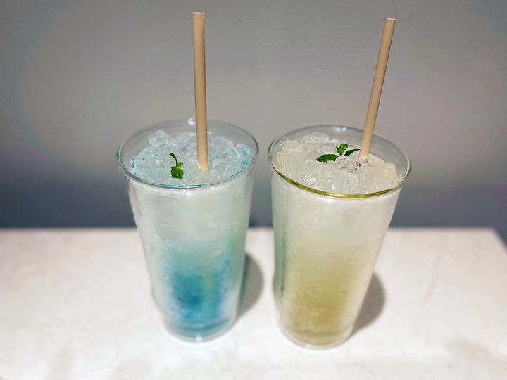 （写真左から）「Whey Drink（ラムネ）」、「Whey Drink（レモネード）」各880円