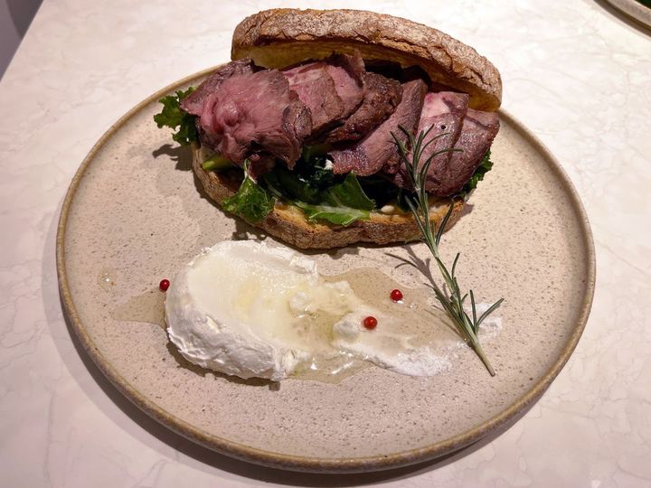 「炭火ローストビーフサンド」2200円 ※数量限定