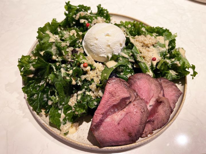 「炭火ローストビーフ&ケールサラダ」1780円 ※数量限定