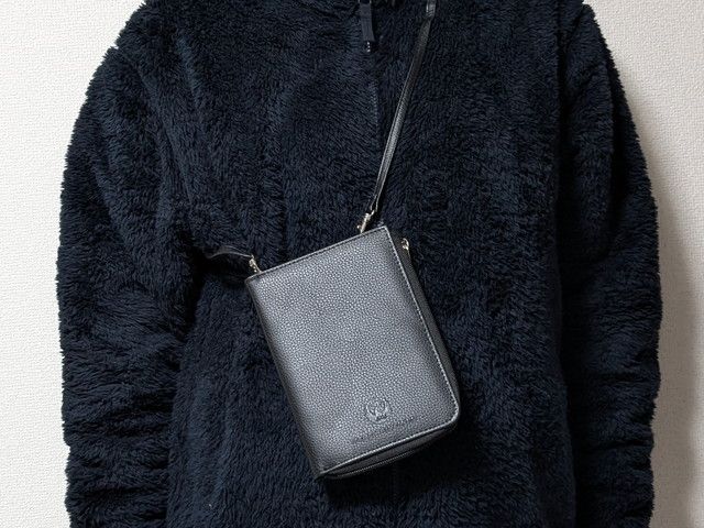 JALスマホショルダー肩掛けしたところ