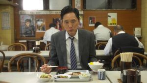 松重豊が食事をしている様子