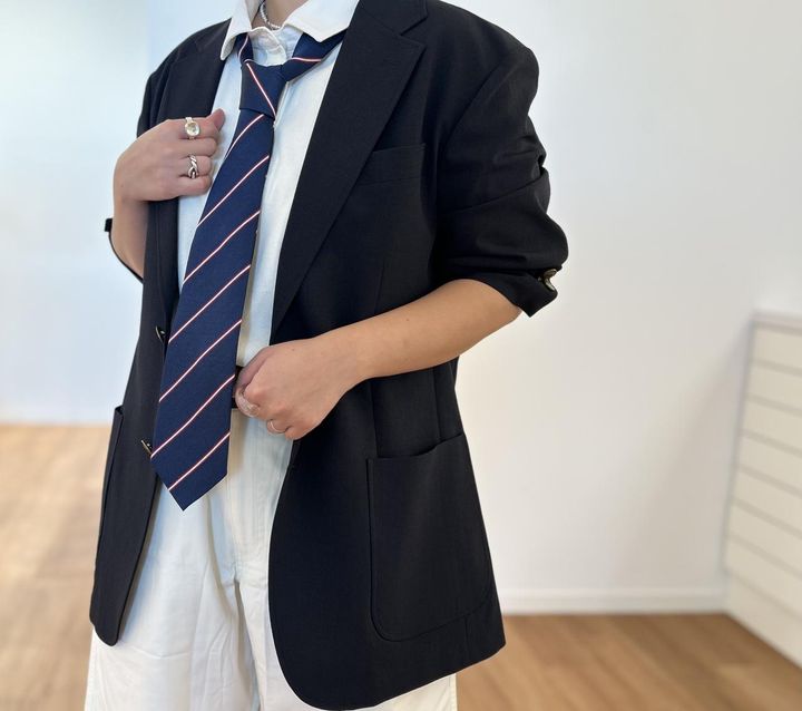 画像: 【UNIQLO and JW ANDERSON】チノショーツ（男女兼用L）¥2,990、感動ブレザー（男女兼用L）¥6,990、オックスフォードシャツ（ウィメンズM）¥2,990、シルクネクタイ¥1,990 www.uniqlo.com