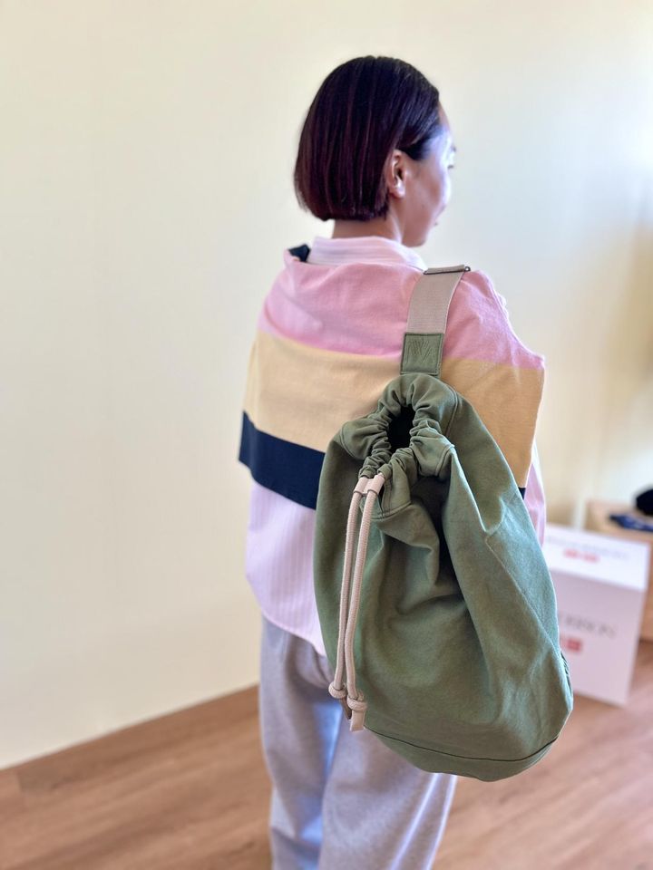 画像: 【UNIQLO and JW ANDERSON】オックスフォードシャツ（ウィメンズM）¥2,990、ボクシーラガーポロシャツ（ウィメンズM）¥3,990、ドローストリングバッグ（男女兼用）¥2,990 www.uniqlo.com