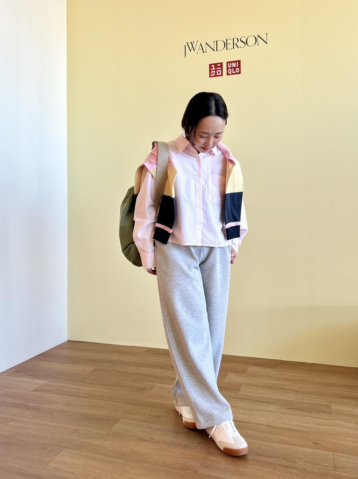 画像: 【UNIQLO and JW ANDERSON】オックスフォードシャツ（ウィメンズM）¥2,990、ボクシーラガーポロシャツ（ウィメンズM）¥3,990、ドローストリングバッグ（男女兼用）¥2,990、【UNIQLO：C】スウェットワイドパンツ¥3,990、スウェードコンビネーションスニーカー¥ 4,990 ※林田さんの身長：155㎝ www.uniqlo.com