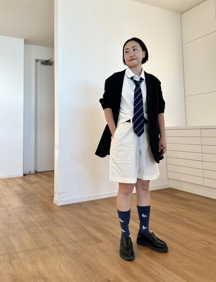 画像: 【UNIQLO and JW ANDERSON】チノショーツ（男女兼用L）¥2,990、感動ブレザー（男女兼用L）¥6,990、オックスフォードシャツ（ウィメンズM）¥2,990、シルクネクタイ（男女兼用）¥1,990、ソックス（男女兼用）¥390、【UNIQLO】クリーンベルト¥2,990 ※林田さんの身長：155㎝ www.uniqlo.com