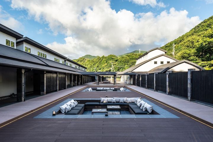 ウッドテラスを掘り下げるようにしてゆったりと寛げるソファー席を設けた「空掘テラス」。