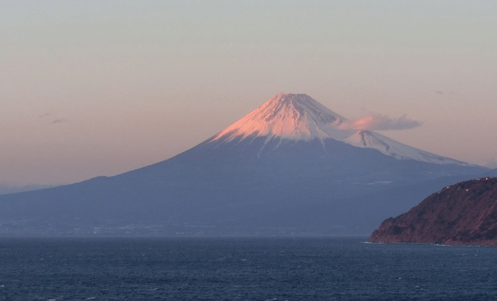 まるで葛飾北斎が描いた浮世絵のような、情緒あふれる海と富士の景色。