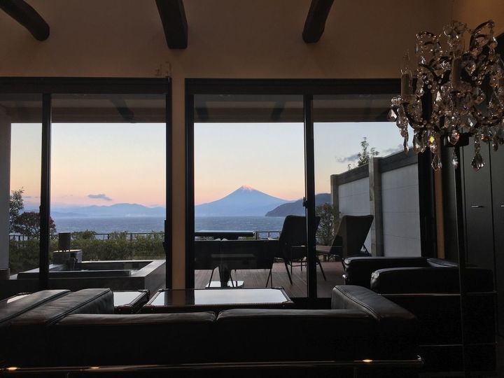 駿河湾の向こうにそびえる、神々しいほど美しい富士山の姿。