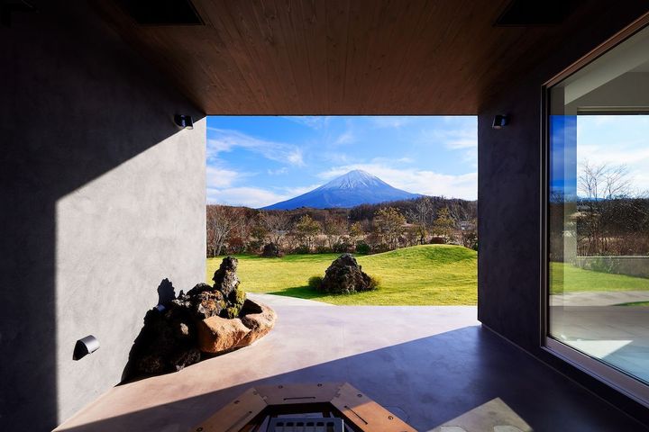 富士山麓のなだらかな丘陵に立つスタイリッシュな一軒宿。