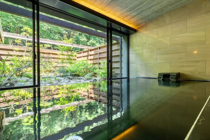 自家源泉の大浴場。泉質はナトリウム・カルシウム―硫酸塩泉で乾燥した肌や冷え性にいい。