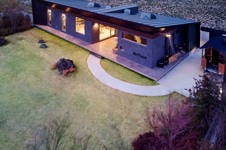 建物のデザインは運営会社のCEOであり、デザイナーでもある南和繁が手がけた。