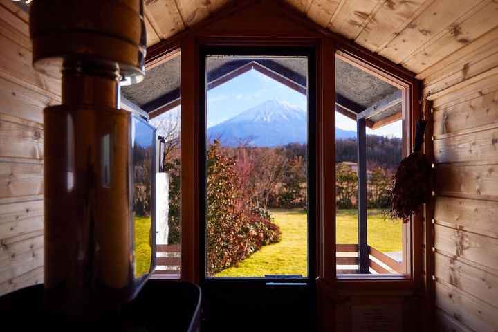 フィンランド製トレーラーサウナの窓からも額に入ったような壮麗な富士の姿を拝める。