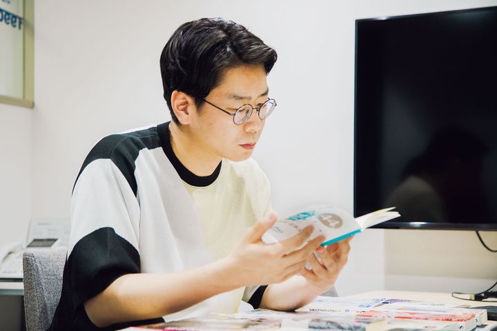 本を読むお笑い芸人・浦井のりひろ