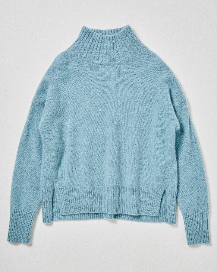 寒い冬だからこそカラフルな服を着よう！何着も欲しくなるカラーニット11選