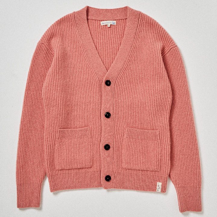 寒い冬だからこそカラフルな服を着よう！何着も欲しくなるカラーニット11選