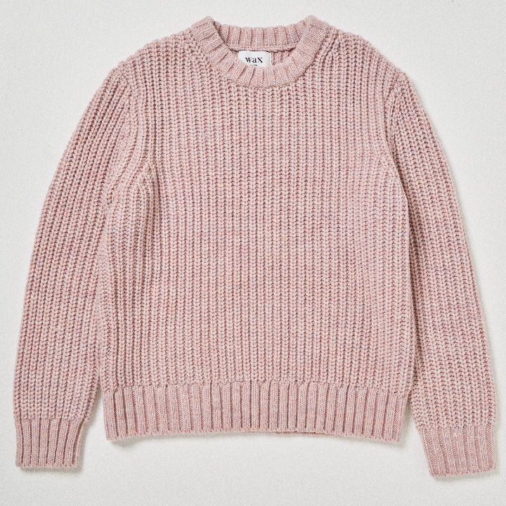 寒い冬だからこそカラフルな服を着よう！何着も欲しくなるカラーニット11選