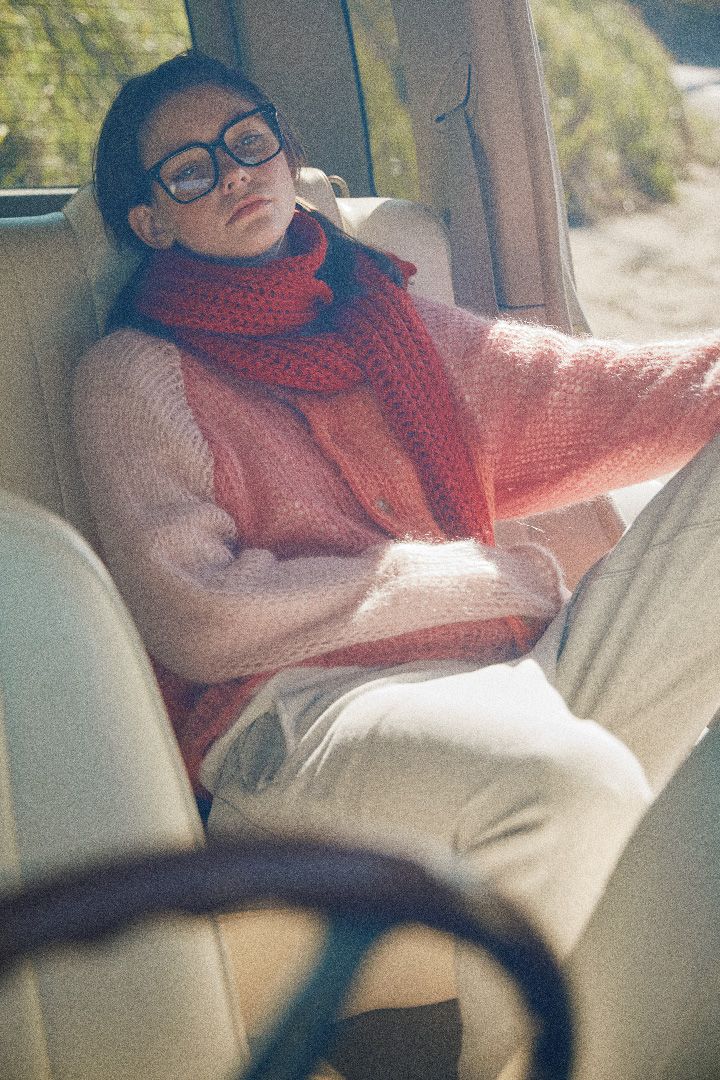 寒い冬だからこそカラフルな服を着よう！何着も欲しくなるカラーニット11選