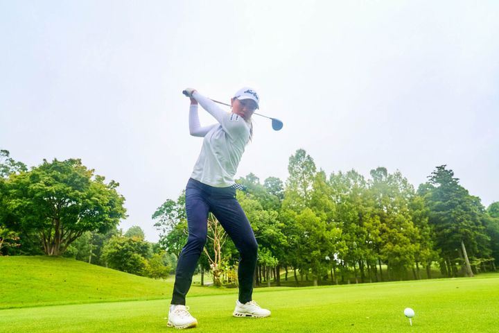 最低限の動きで最大のパワーを生み出す！ 軸のブレないスイングをマスターするコツ