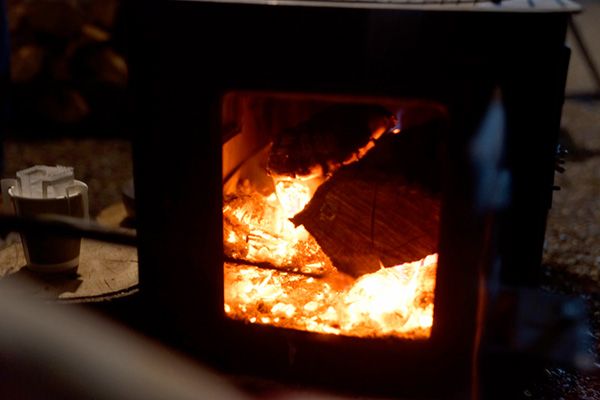 意外と知らない！冬キャンプで役に立つ薪ストーブの豆知識