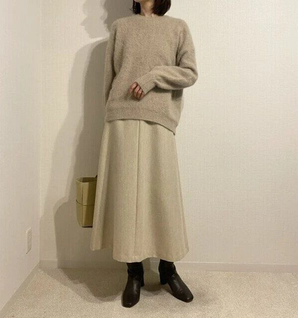 グレージュカラーのニットNGコーデ