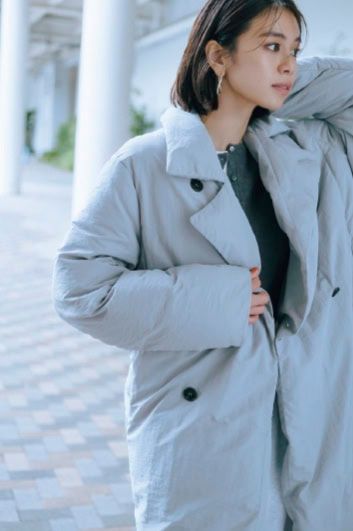 ボリュームのあるコートながら、アイシーなカラーで軽快さと都会感を両立。上品かつ知性を備えたルックスで、スウェットとの引き算コーデが最適解。パファーコート￥33,000 、スウェットパンツ￥10,450（ともにアンヌーク） 白Tシャツ￥9,900（テイクス／シンゾーン ルミネ新宿店） カーディガン￥36, 300（ティッカ） ピアス￥47,300（リューク） バッグ￥12,980（ヘレン ムーア／セムインターナショナル） ソックス￥5,280（ダブレット／エンケル） ローファー￥29,700（ダイアナ／ダイアナ 銀座本店）