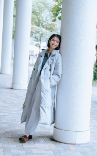ボリュームのあるコートながら、アイシーなカラーで軽快さと都会感を両立。上品かつ知性を備えたルックスで、スウェットとの引き算コーデが最適解。パファーコート￥33,000 、スウェットパンツ￥10,450（ともにアンヌーク） 白Tシャツ￥9,900（テイクス／シンゾーン ルミネ新宿店） カーディガン￥36, 300（ティッカ） ピアス￥47,300（リューク） バッグ￥12,980（ヘレン ムーア／セムインターナショナル） ソックス￥5,280（ダブレット／エンケル） ローファー￥29,700（ダイアナ／ダイアナ 銀座本店）