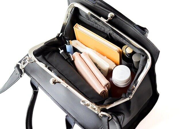 THE SCAPE OF GREEN 2WAYで使える！ 収納上手ながま口ショルダーバッグ使用例