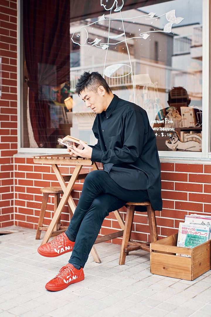 ブラックでまとめたコーデは、三連の衿もとがお気に入りポイント【目利きが集うお店でスナップ】