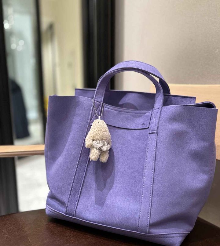 画像: 【zattu】マイクロファイバースエード ミドル フラップトートバッグ“キナックス”¥46,200 www.tokyolife.co.jp