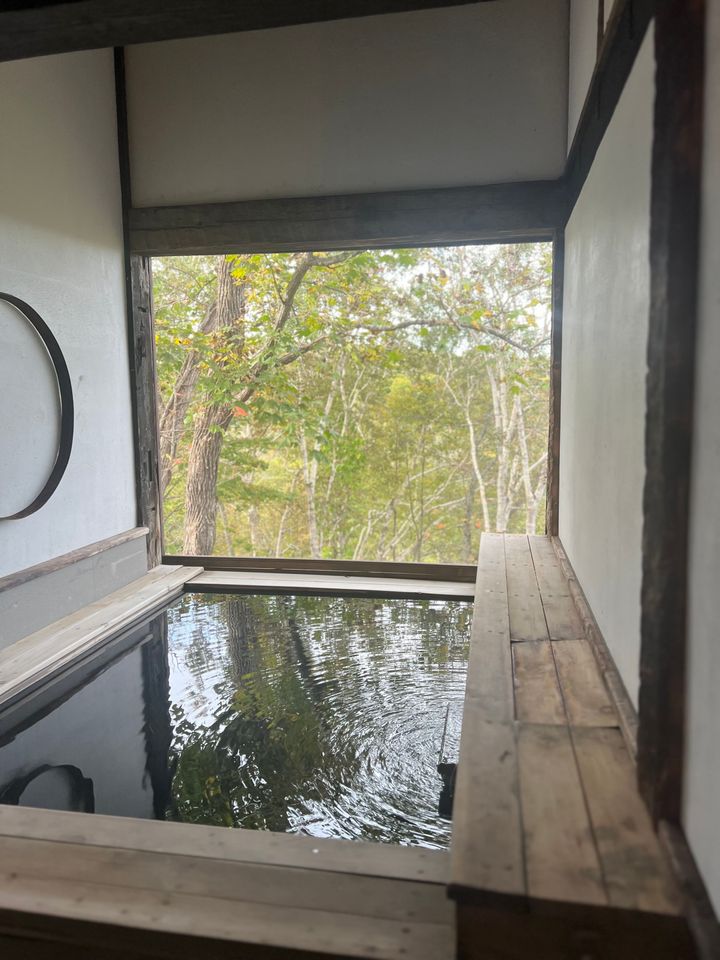 KA 火の部屋には、内風呂と露天風呂がそれぞれ2つずつ。静寂の中で贅沢な時間を過ごせる。