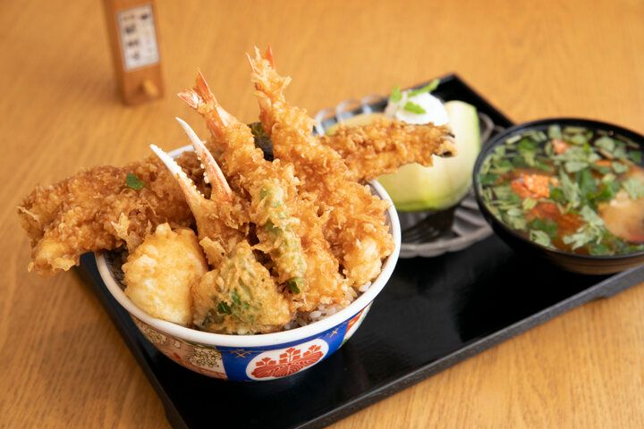 「粋で豪快で手頃」を楽しむ江戸前天丼「日本橋 天丼 金子半之助」
