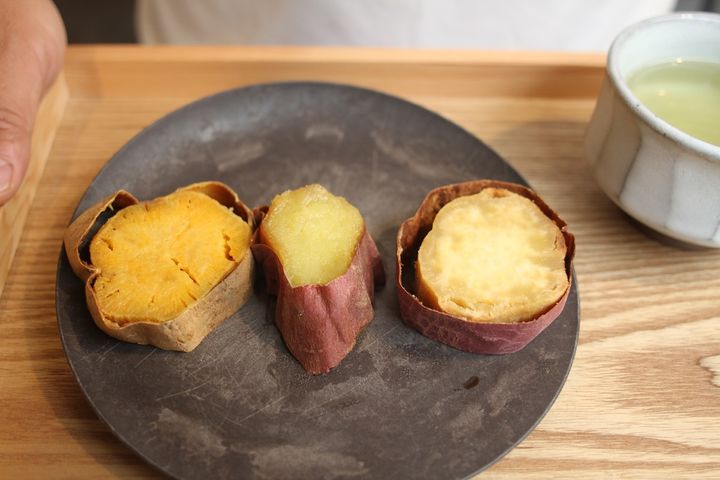 右から、「里浦ゴールド」「シルクスイート」「安納こがね」