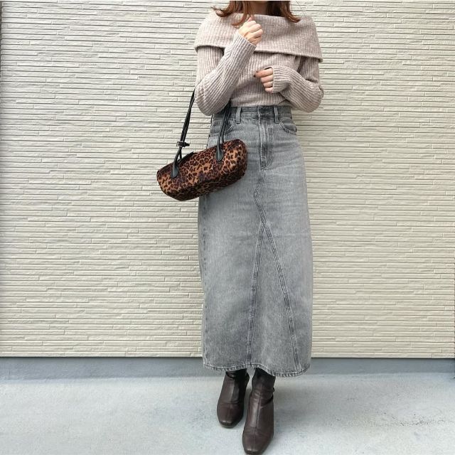 デニムパネルロングスカートを着たコーデ