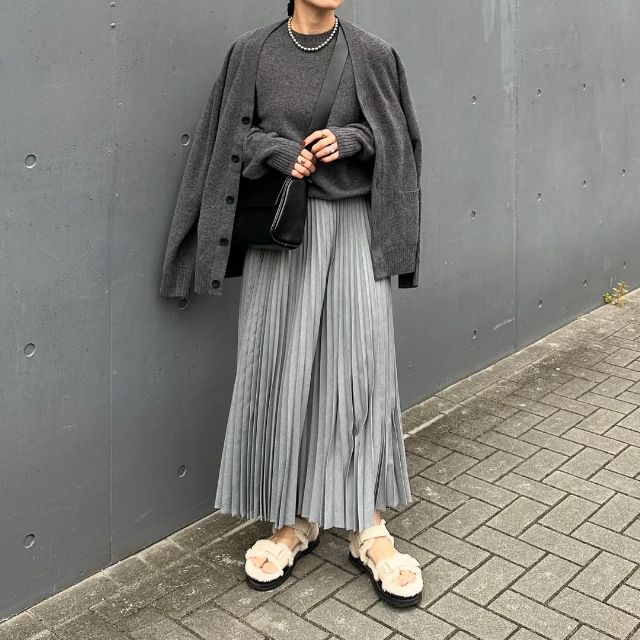 プリーツロングスカートを着たコーデ