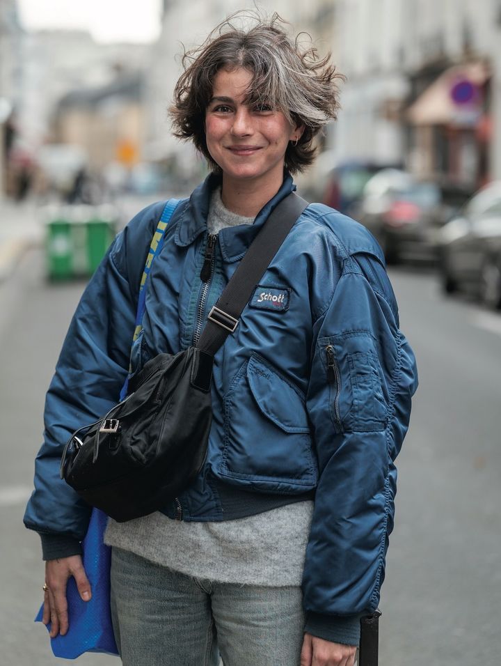 寒い季節はダークトーンのアイテムでシックな装いに【パリジェンヌの一週間コーデ】