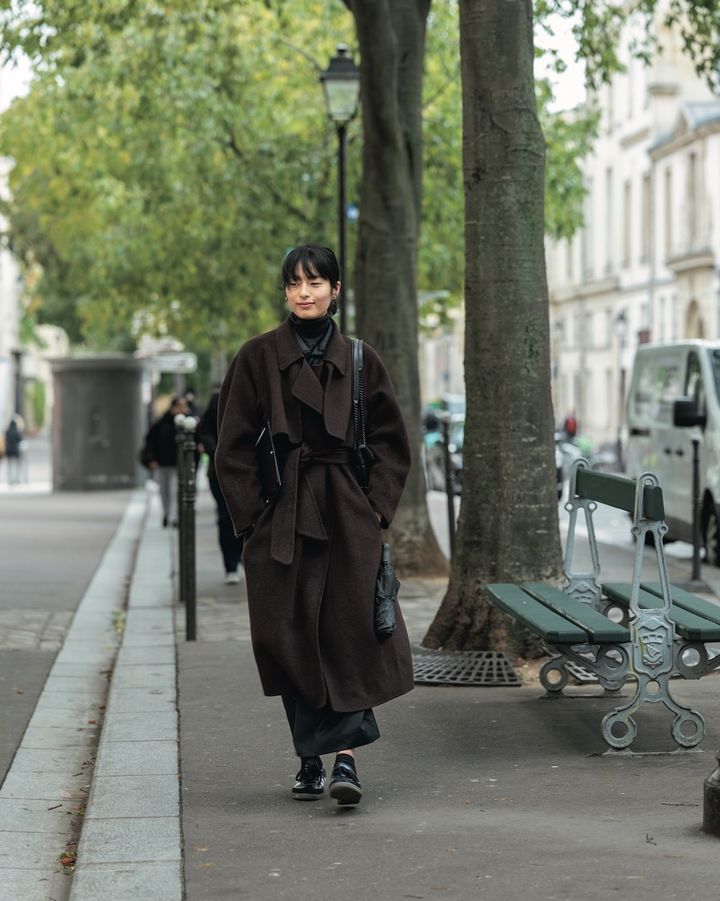 寒い季節はダークトーンのアイテムでシックな装いに【パリジェンヌの一週間コーデ】