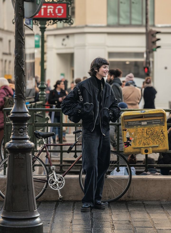 寒い季節はダークトーンのアイテムでシックな装いに【パリジェンヌの一週間コーデ】