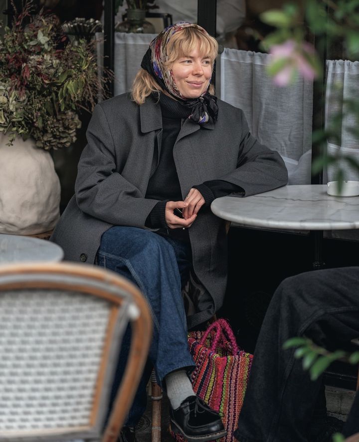 寒い季節はダークトーンのアイテムでシックな装いに【パリジェンヌの一週間コーデ】