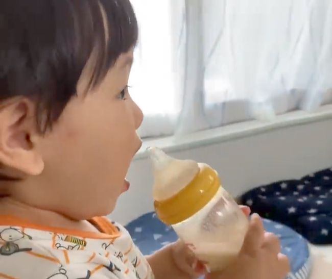 “ミルク卒業したばかりの1才6カ月の兄。弟のミルクを見つけてしまい…！”