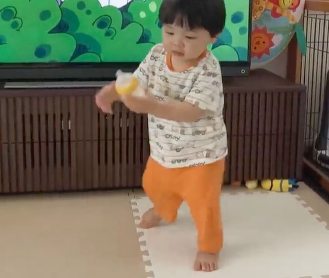 “ミルク卒業したばかりの1才6カ月の兄。弟のミルクを見つけてしまい…！”