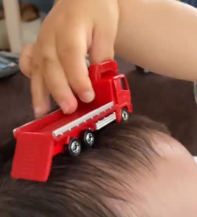 “ミルク卒業したばかりの1才6カ月の兄。弟のミルクを見つけてしまい…！”