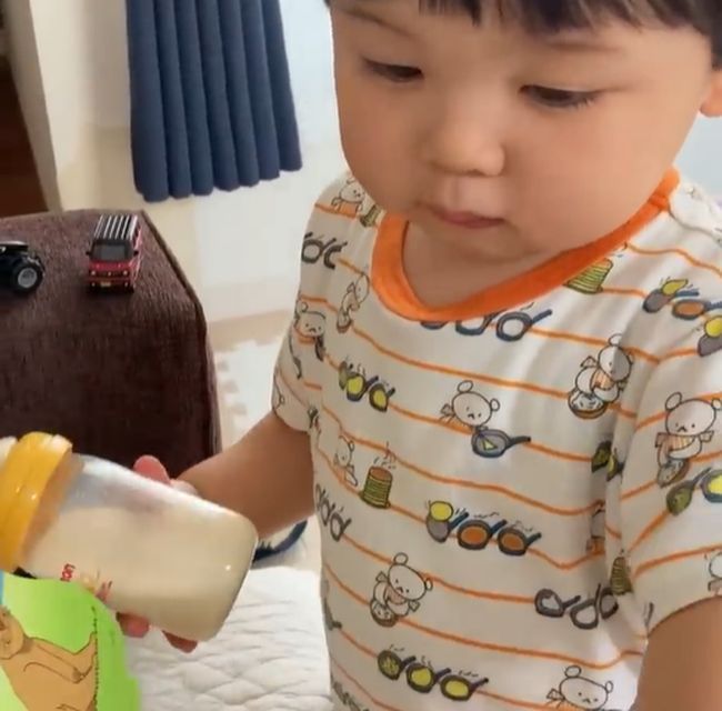 “ミルク卒業したばかりの1才6カ月の兄。弟のミルクを見つけてしまい…！”