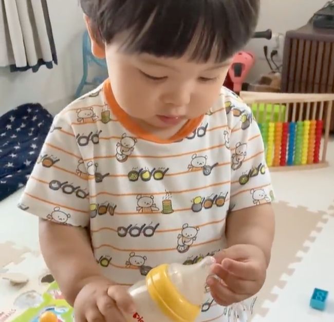 “ミルク卒業したばかりの1才6カ月の兄。弟のミルクを見つけてしまい…！”