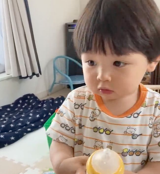 “ミルク卒業したばかりの1才6カ月の兄。弟のミルクを見つけてしまい…！”