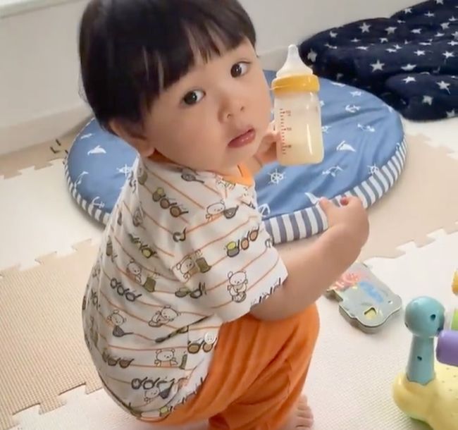 “ミルク卒業したばかりの1才6カ月の兄。弟のミルクを見つけてしまい…！”