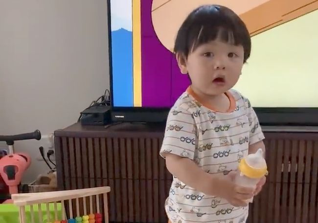 “ミルク卒業したばかりの1才6カ月の兄。弟のミルクを見つけてしまい…！”